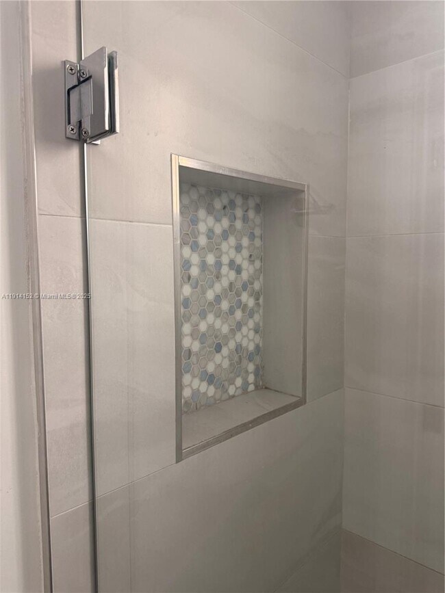 Building Photo - 900 SW 43rd Ave