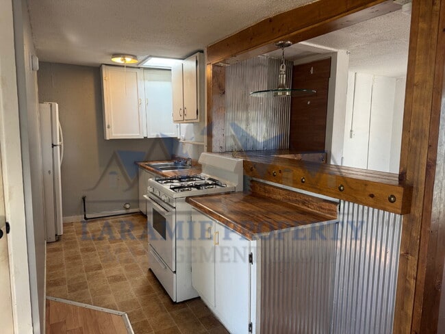 Building Photo - 2 bedroom + Office upstairs - 1/2 OFF 1ST ...
