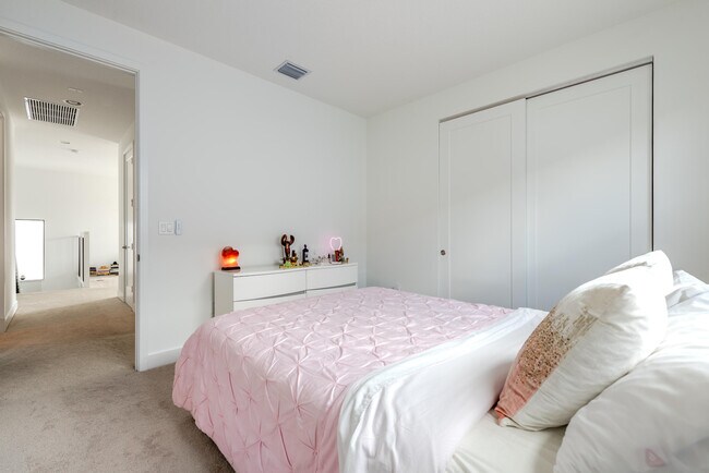 Building Photo - 8131 Laurel Falls Dr