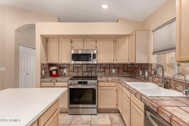 Building Photo - 1249 E Villa Maria Dr