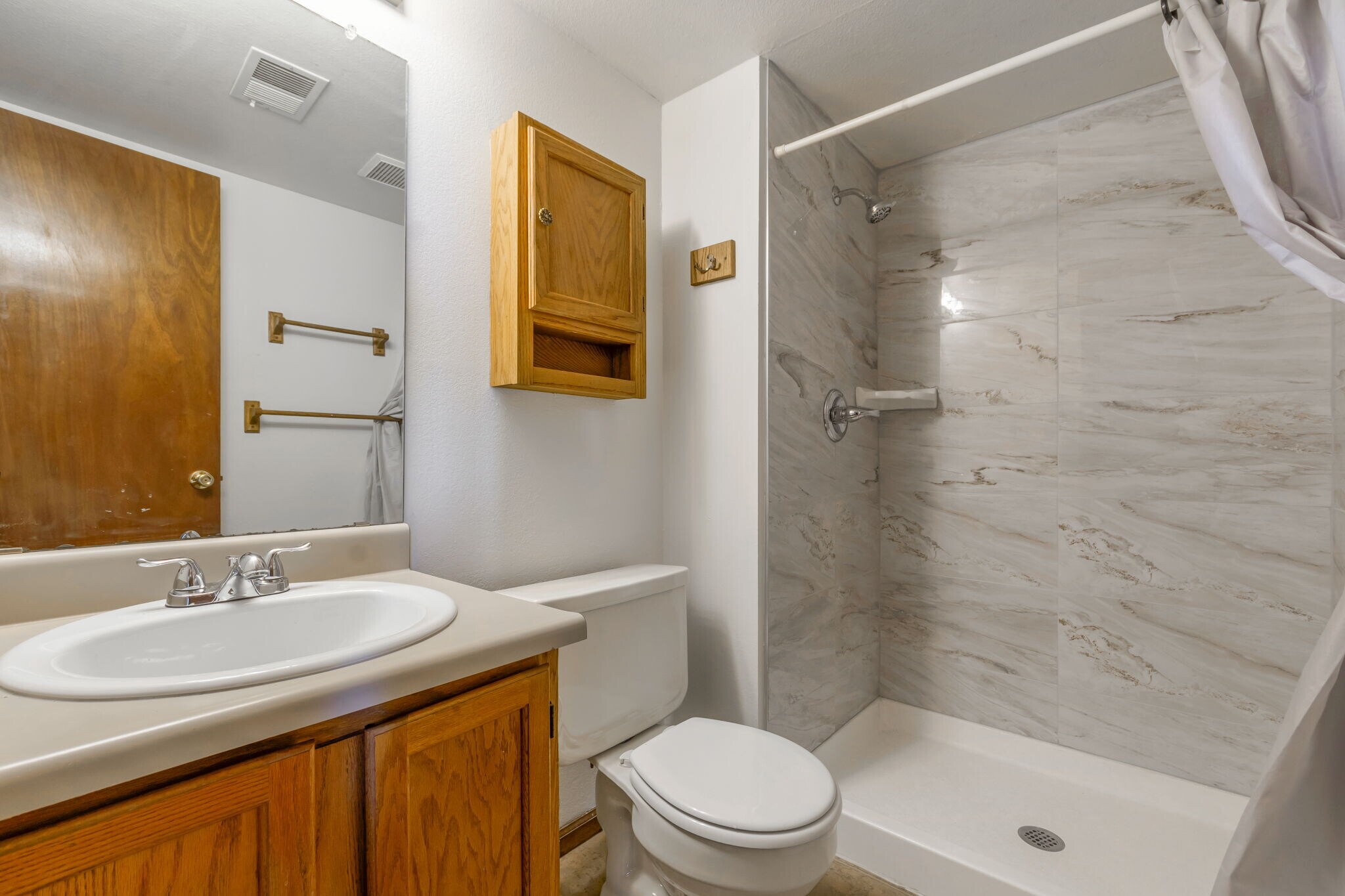Lower level bath with updated tile surround - 1752 Juniper St
