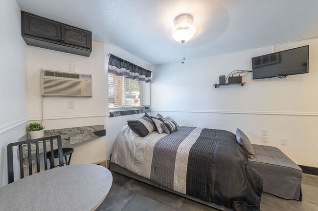 Building Photo - Carriage House Furnished Condo Available Now