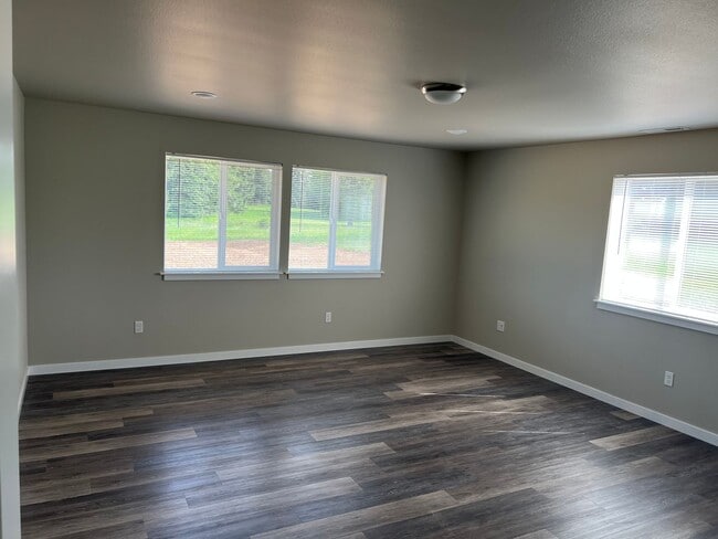 Building Photo - Country quiet, brand new house