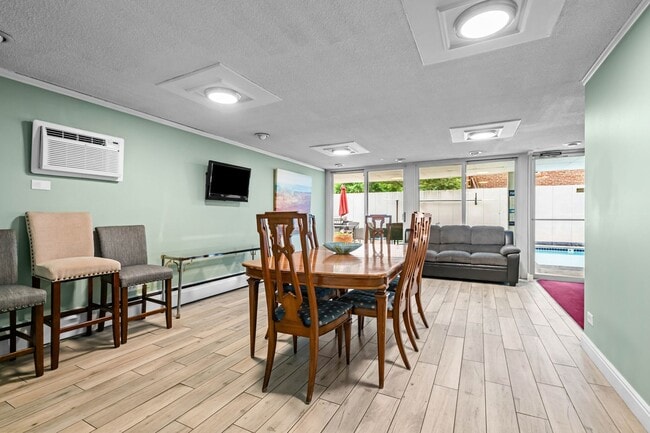 Building Photo - Updated 2-bedroom condo in Denver!