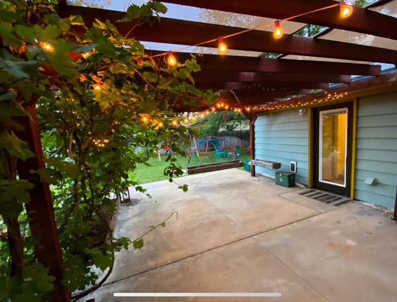 Building Photo - 136 S Maple St