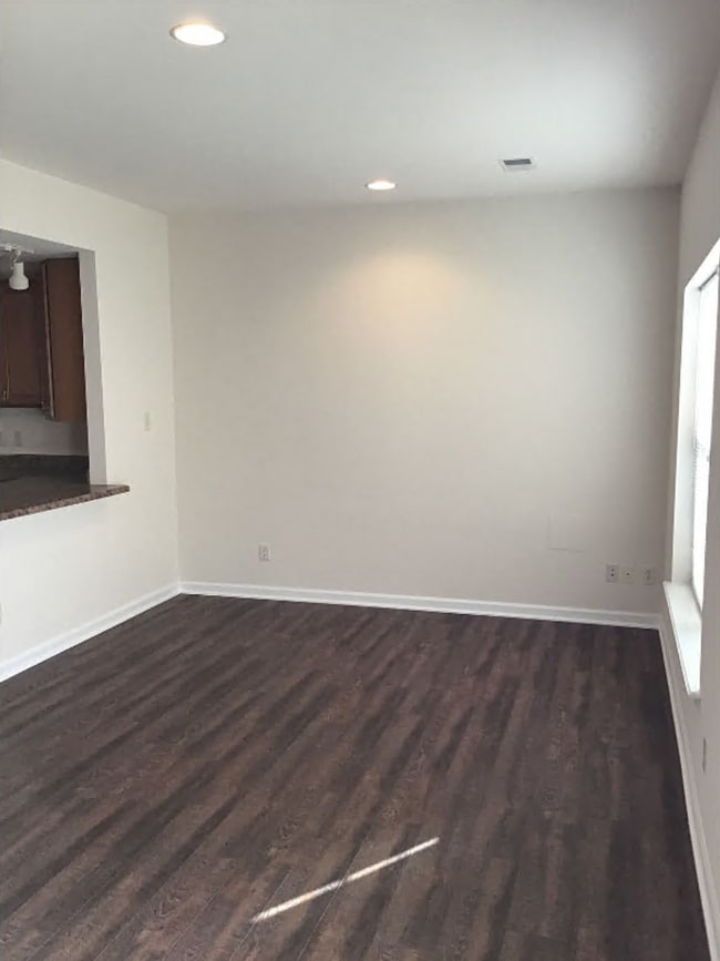 Building Photo - 3-bedroom, 2.5-bathroom Townhome