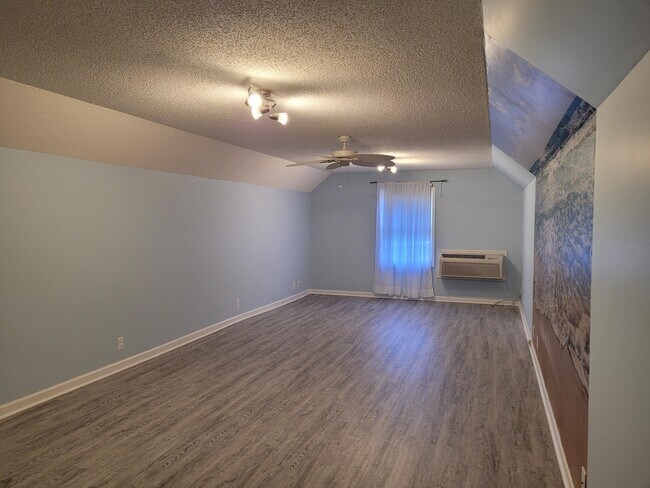 Building Photo - 850 Torrey Pines Dr