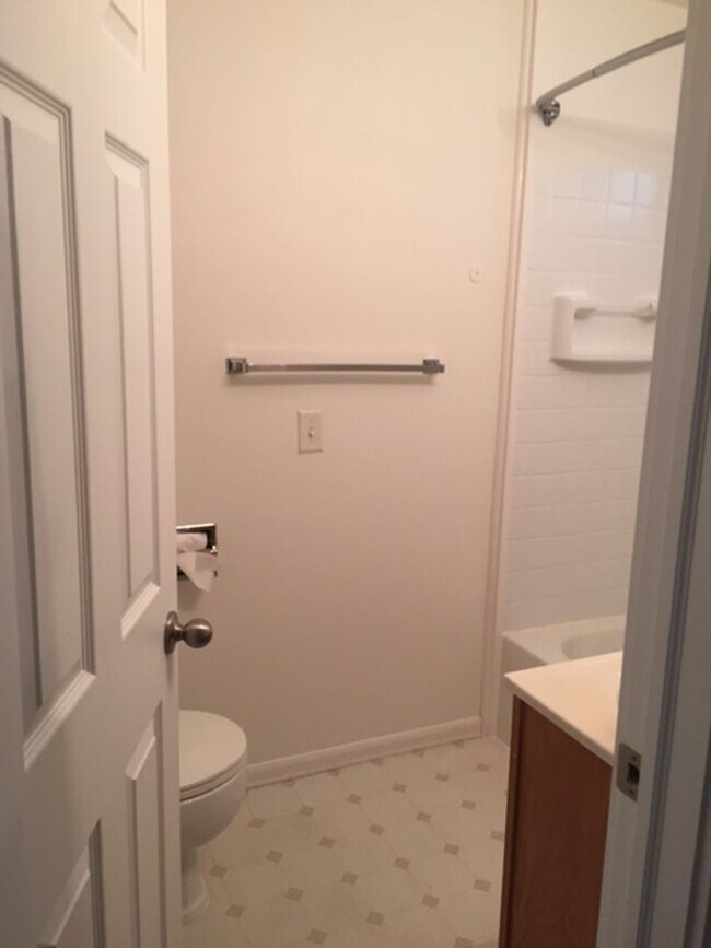 Building Photo - Ballard-Fremont Duplex: Comfortable Living...