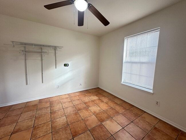 Building Photo - Cozy Townhome close to Mansfield Road....