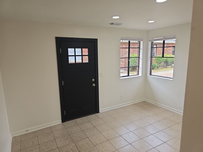 Building Photo - 2 Bedroom 1 bath off of Meeting st closed to the River District