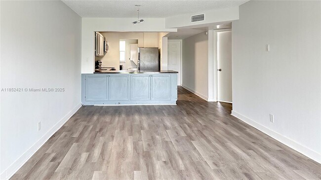 Primary Photo - 8040 N Colony Cir