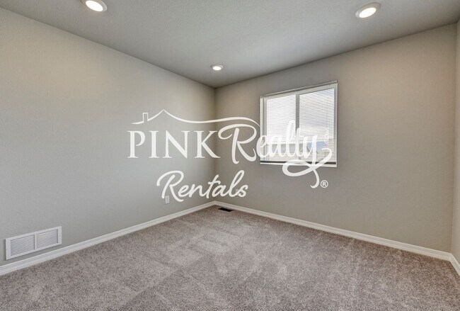 Building Photo - 6014 Yamhill Dr