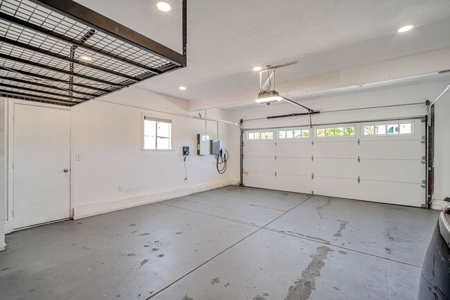 Building Photo - Charming 3BR/2BA Single Family Home for re...