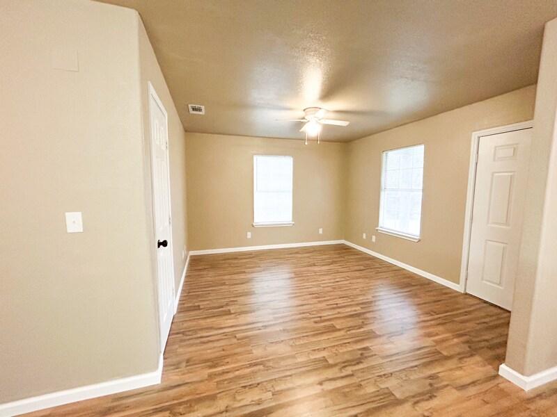 Building Photo - 614 W Peach St