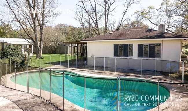 Building Photo - Beautiful Pool Home - Fenced in Yard - Sty...