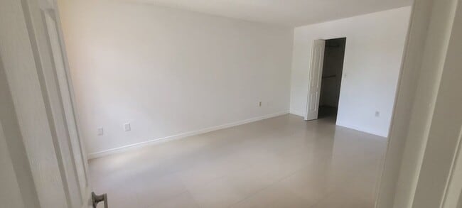 Building Photo - 280 W Park Dr
