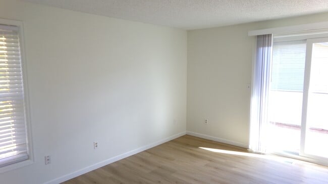 Building Photo - 924 Queens Ct