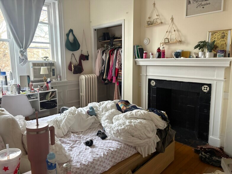 Building Photo - 62 Egmont St