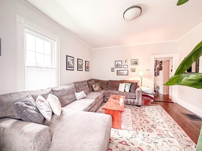 Building Photo - 35 Hillock St