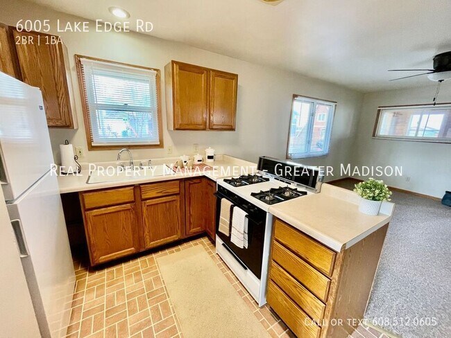 Building Photo - Cozy 2 Bed Home with Lake Waubesa Access!