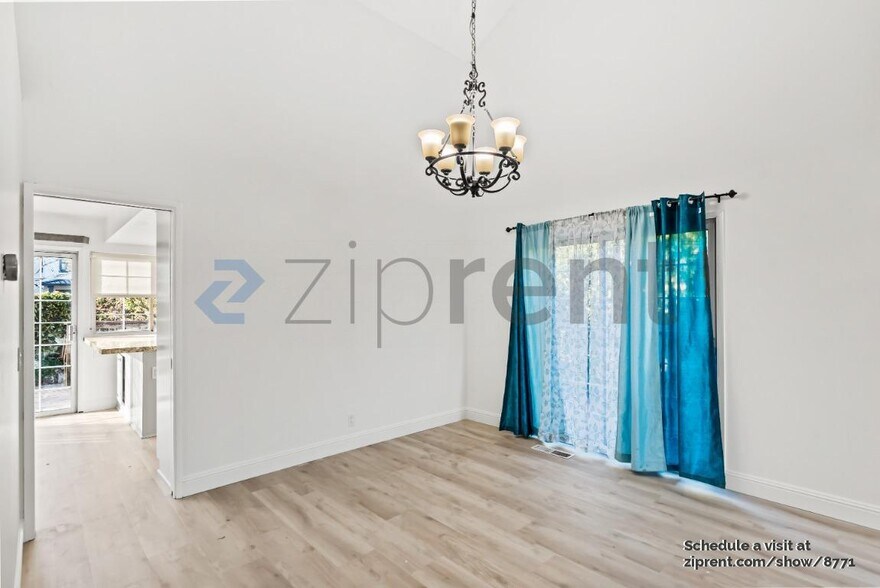 Building Photo - 2025 Park Royal Dr