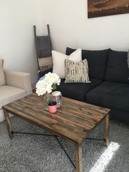 Building Photo - 1916 N Lincoln Park W