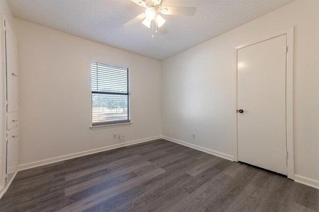 Building Photo - 606 E 2nd St