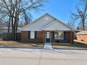 Building Photo - 1004 Creekside Pl