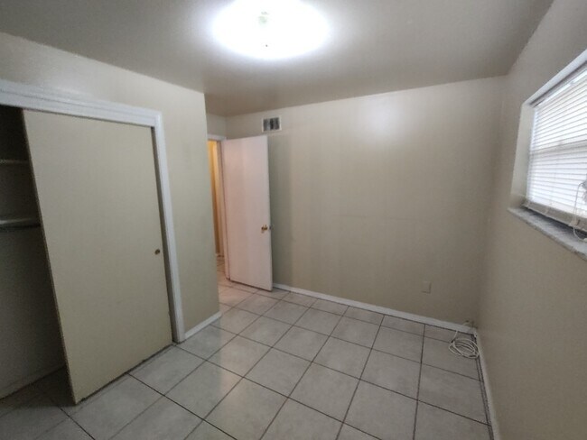 Building Photo - 119 Lithia Pinecrest Rd