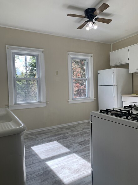 Building Photo - 1707 E Thomas Ave
