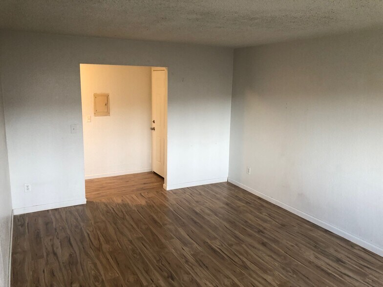 Living Room - 1730 N Golden Hills Dr