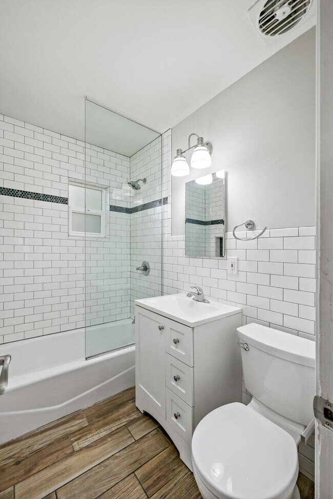 Building Photo - Luxury housing ,Close to U of A! Newly Ren...