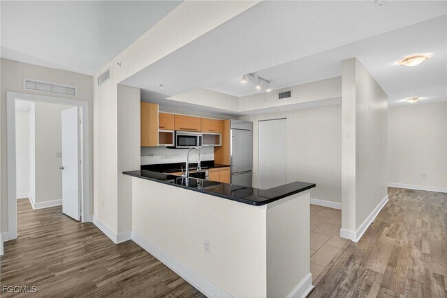 Building Photo - 3000 Oasis Grand Blvd
