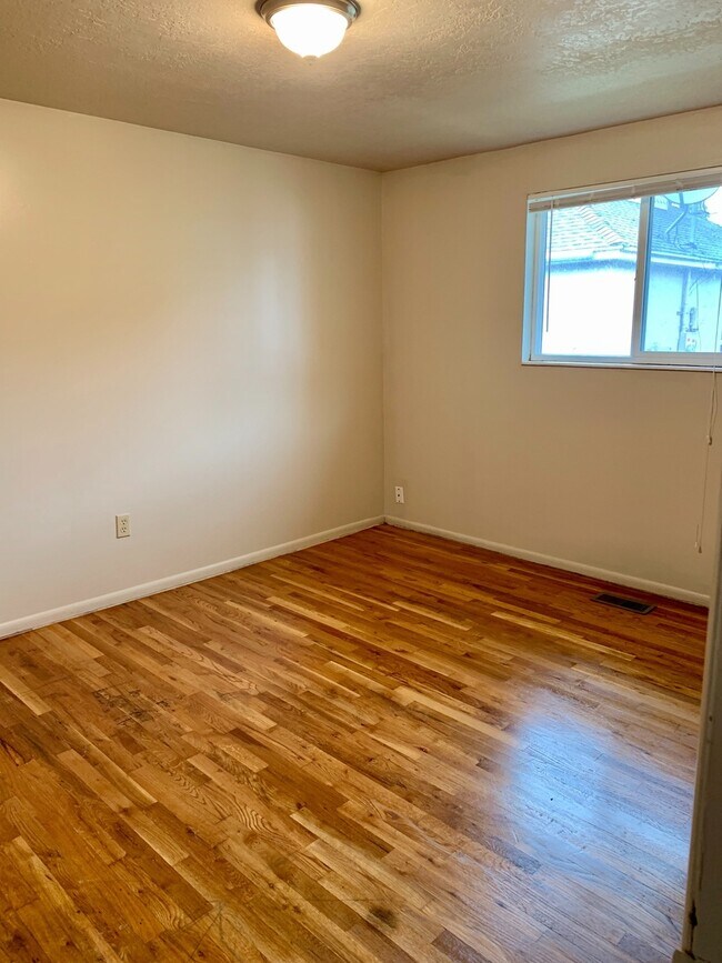 Building Photo - Three Bedroom Gem in Salt Lake City; Clean...