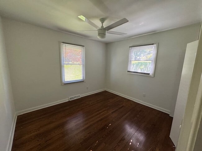 Building Photo - 4 Bedroom Remodeled House off Old Forest Road