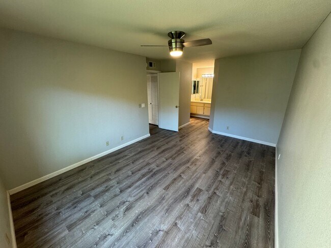Building Photo - 2Bed - 2Bath ground level