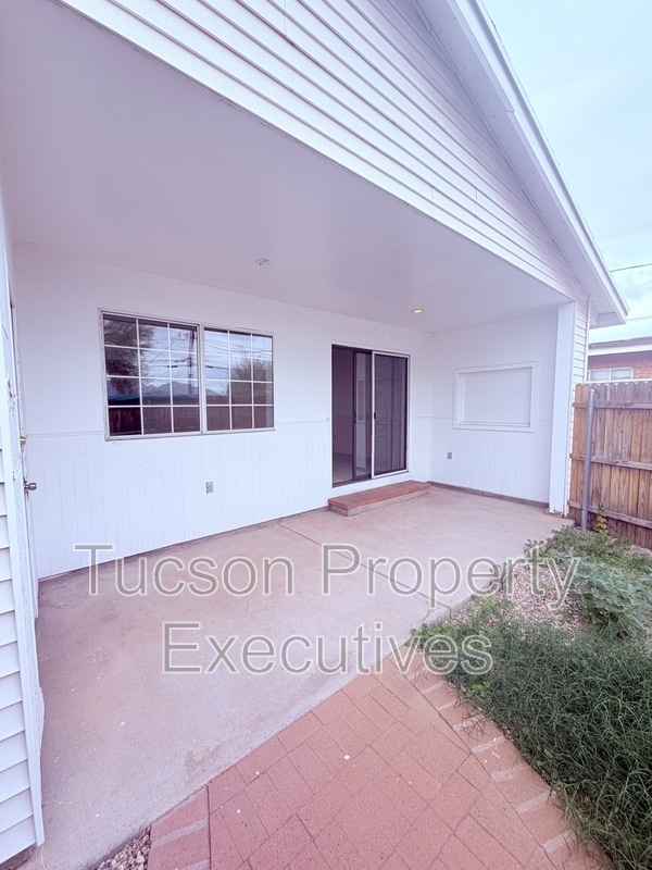 Building Photo - 4741 E 2nd St