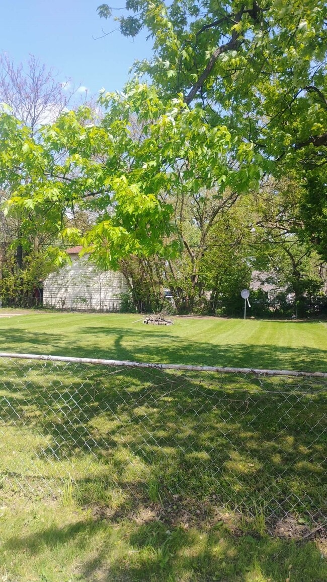 Building Photo - 1537 Carlyle St