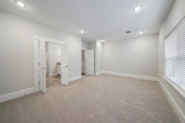 Building Photo - 1268 N Post Oak Rd