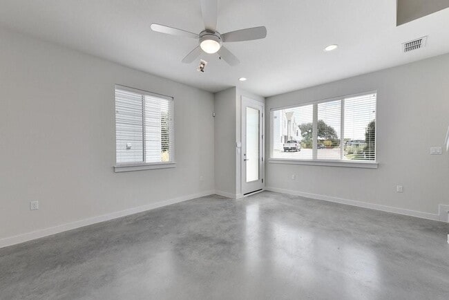 Building Photo - 801 N Bluff Dr