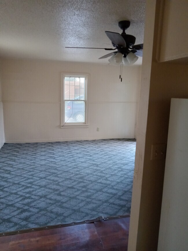 Building Photo - 220 E Denver St