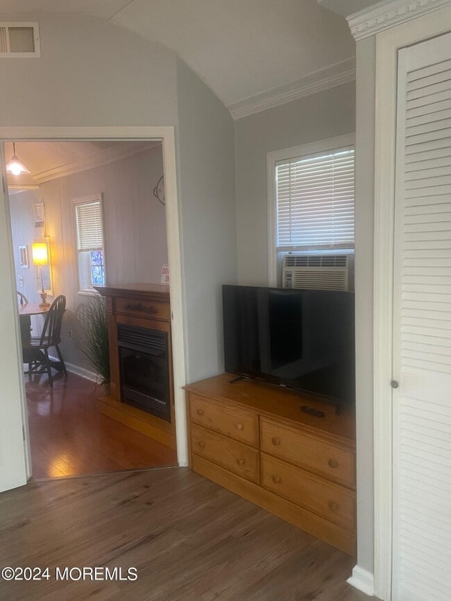 Building Photo - 605 Central Ave