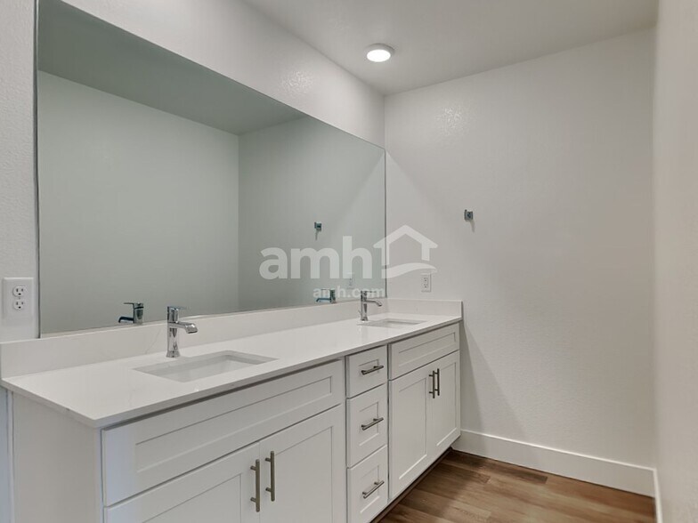 Building Photo - 11123 Magallanes St