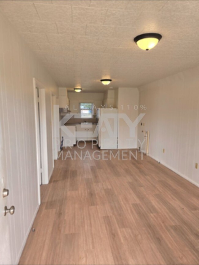 Primary Photo - 2 bedroom, 1 bathroom Apartment Available ...