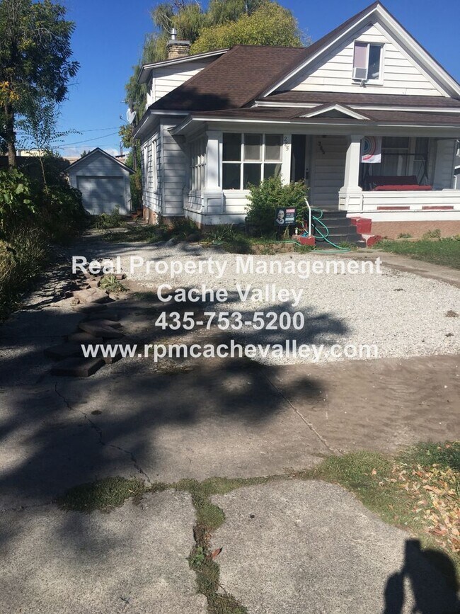 Building Photo - Charming 4 bedroom house. Available in Jul...