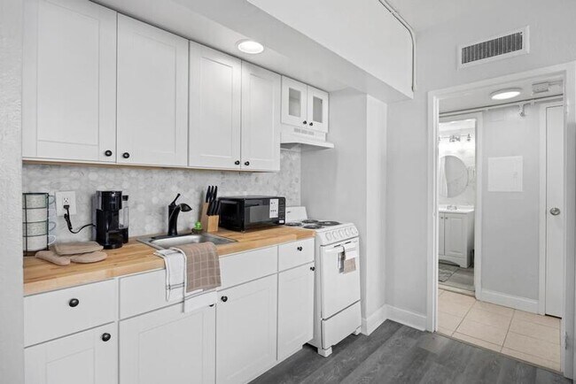 Building Photo - 311 W Ashley St