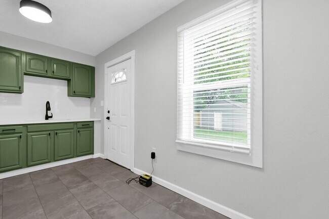 Building Photo - Charming Three-Bedroom Home in the Heart of Columbus!