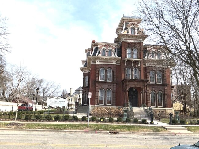 Building Photo - 224 E Cass St