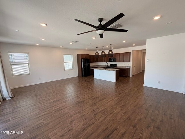 Building Photo - 9948 E Thornbush Ave
