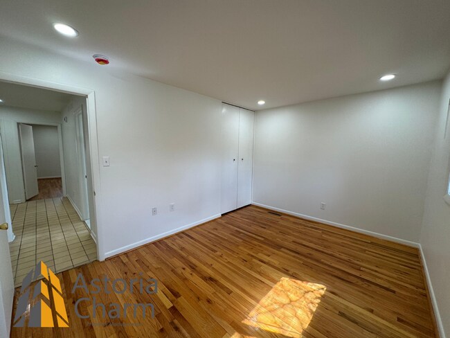 Building Photo - Spacious 5 Bedroom 3 Bath + Den Single Family Detached Home